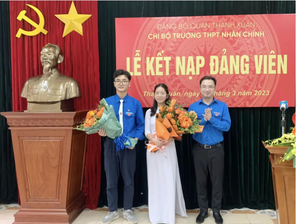 Thời gian qua, nhiều học sinh THPT của Hà Nội đã được kết nạp Đảng Thời gian qua, nhiều học sinh THPT của Hà Nội đã được kết nạp Đảng