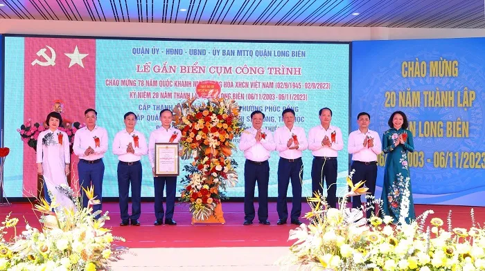 Đồng chí Đinh Tiến Dũng cùng các lãnh đạo TP Hà Nội trao chứng nhận công trình kỷ niệm và tặng hoa chúc mừng quận Long Biên Đồng chí Đinh Tiến Dũng cùng các lãnh đạo TP Hà Nội trao chứng nhận công trình kỷ niệm và tặng hoa chúc mừng quận Long Biên