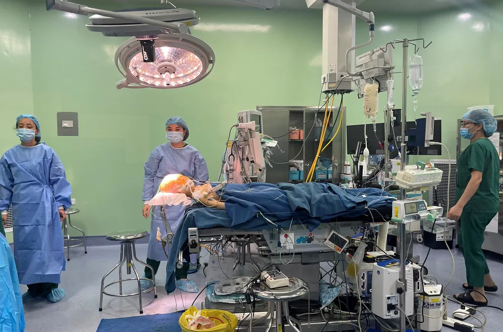 Các bác sĩ Bệnh viện Nhi Trung ương chuẩn bị thực hiện tiếp ca phẫu thuật điều trị bệnh động kinh bằng kỹ thuật đặt điện cực bề mặt vỏ não