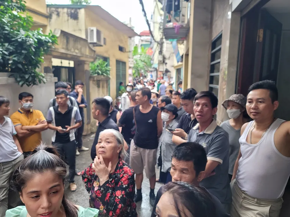 Người dân địa phương vẫn chưa hết bàng hoàng về vụ cháy chung cư mini phố Khương Hạ Người dân địa phương vẫn chưa hết bàng hoàng về vụ cháy chung cư mini phố Khương Hạ