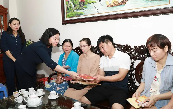 Bà Nguyễn Thị Tuyến thăm hỏi, tặng quà nạn nhân vụ cháy chung cư mini ở phố Khương Hạ