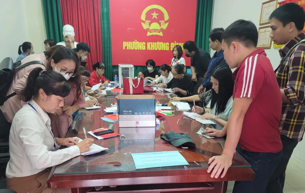 Những ngày qua, nhiều tổ chức, cá nhân đã tới trụ sở UBND phường Hạ Đình để ủng hộ, giúp đỡ các nạn nhân vụ cháy chung cư mini Những ngày qua, nhiều tổ chức, cá nhân đã tới trụ sở UBND phường Hạ Đình để ủng hộ, giúp đỡ các nạn nhân vụ cháy chung cư mini