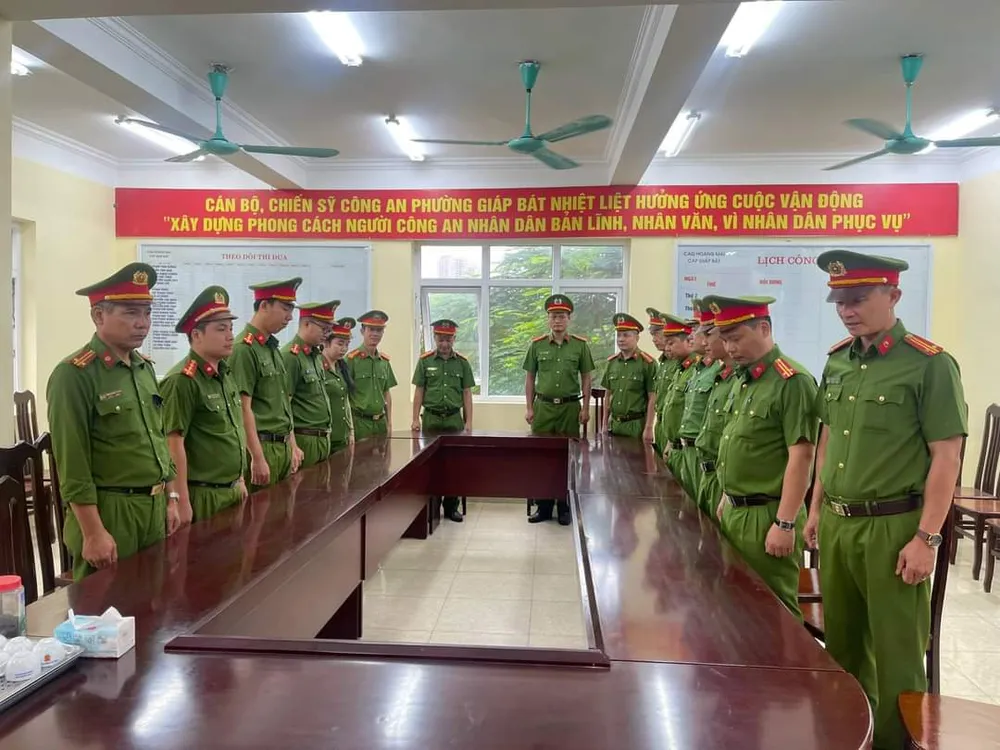 Cán bộ, lãnh đạo, đảng viên, viên chức, người lao động, học sinh, sinh viên của các cơ quan, đơn vị trên địa bàn Hà Nội dành phút mặc niệm các nạn nhân tử vong trong vụ cháy chung cư mini ở phố Khương Hạ