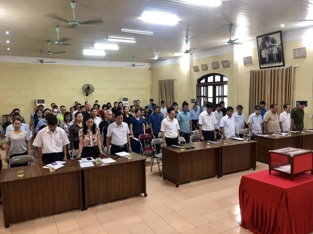 Cán bộ, lãnh đạo, đảng viên, viên chức, người lao động, học sinh, sinh viên của các cơ quan, đơn vị trên địa bàn Hà Nội dành phút mặc niệm các nạn nhân tử vong trong vụ cháy chung cư mini ở phố Khương Hạ