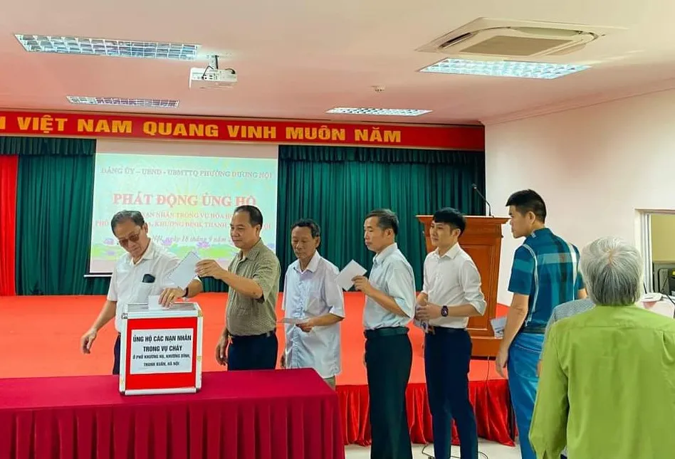 Cán bộ, lãnh đạo, đảng viên, viên chức, người lao động, học sinh, sinh viên của các cơ quan, đơn vị trên địa bàn Hà Nội dành phút mặc niệm các nạn nhân tử vong trong vụ cháy chung cư mini ở phố Khương Hạ