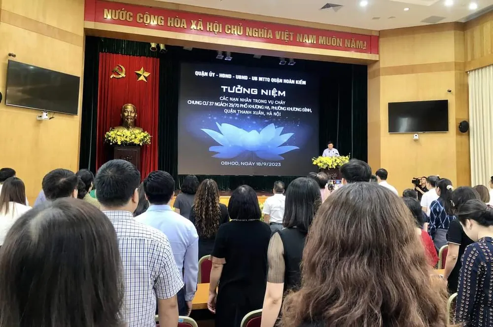 Cán bộ, lãnh đạo, đảng viên, viên chức, người lao động, học sinh, sinh viên của các cơ quan, đơn vị trên địa bàn Hà Nội dành phút mặc niệm các nạn nhân tử vong trong vụ cháy chung cư mini ở phố Khương Hạ