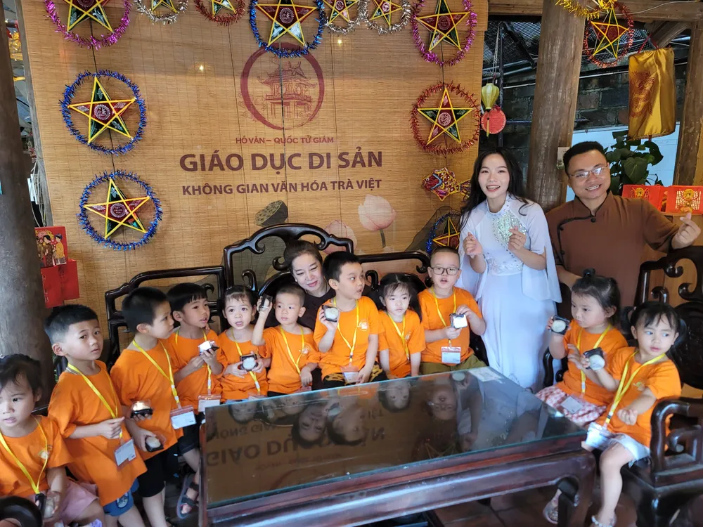 Các bạn nhỏ thích thú sau khi được trải nghiệm việc làm bánh Trung thu Các bạn nhỏ thích thú sau khi được trải nghiệm việc làm bánh Trung thu