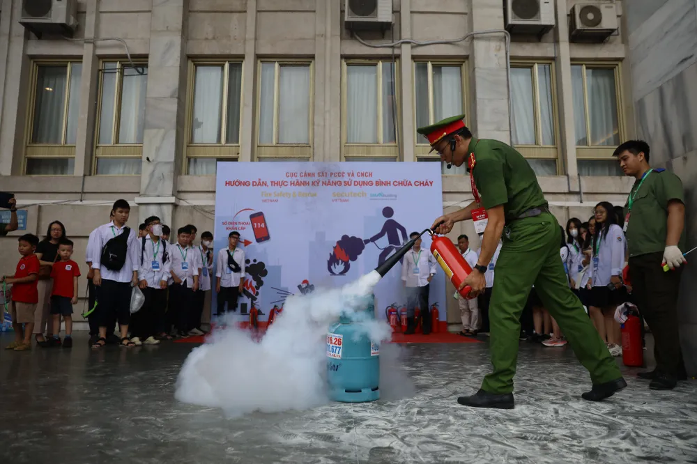 Ban Thường vụ Thành ủy Hà Nội yêu cầu các cơ quan chức năng đẩy mạnh tuyên truyền hướng dẫn người dân các biện pháp PCCC