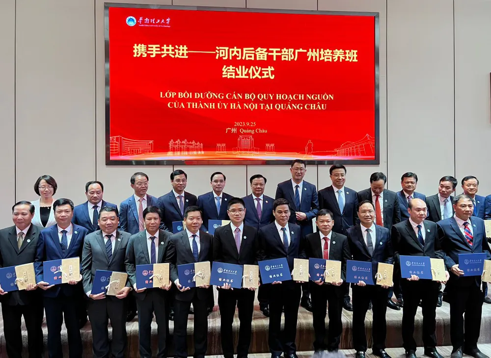 Lễ bế giảng lớp bồi dưỡng quy hoạch nguồn tại Quảng Châu, Trung Quốc đối với 20 cán bộ chủ chốt của TP Hà Nội Lễ bế giảng lớp bồi dưỡng quy hoạch nguồn tại Quảng Châu, Trung Quốc đối với 20 cán bộ chủ chốt của TP Hà Nội