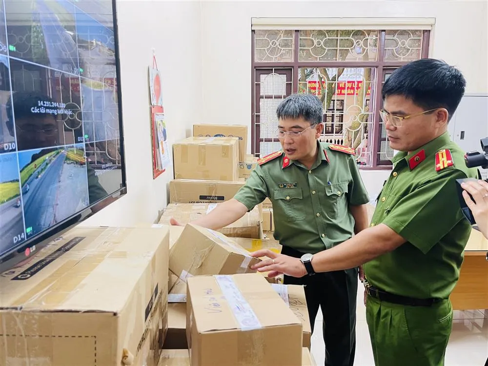 Công an kiểm tra kho hàng thuốc và thực phẩm chức năng do Trung cầm đầu