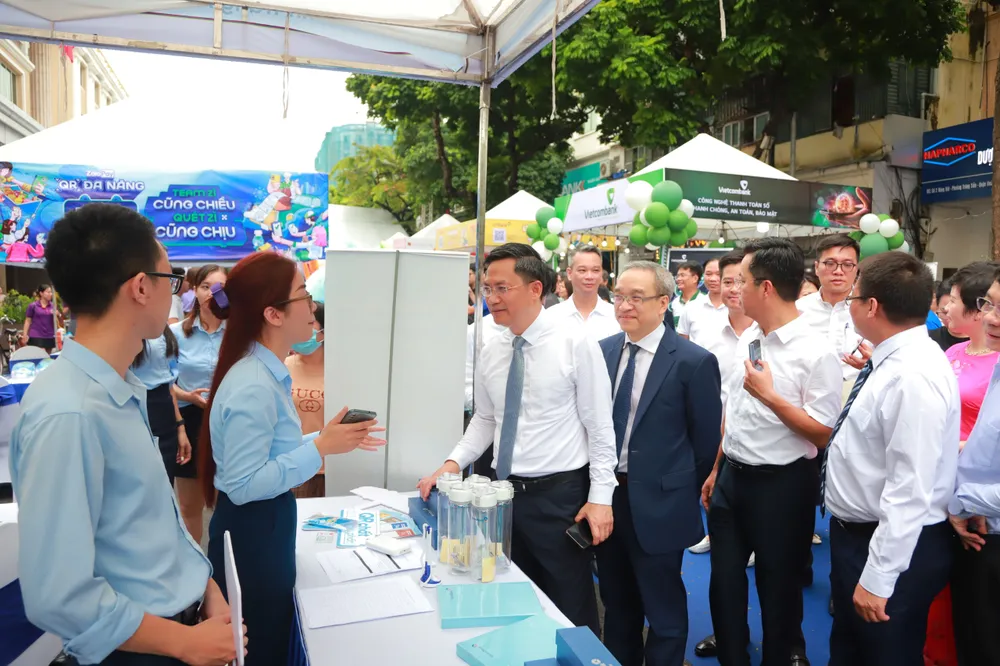 Các đại biểu trải nghiệm các dịch vụ thanh toán không dùng tiền mặt Các đại biểu trải nghiệm các dịch vụ thanh toán không dùng tiền mặt