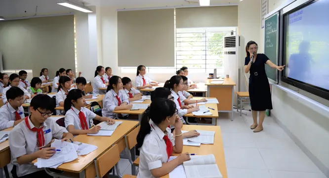 Tình trạng thiếu giáo viên tại Hà Nội đang khiến nhiều trường gặp khó khăn trong giảng dạy