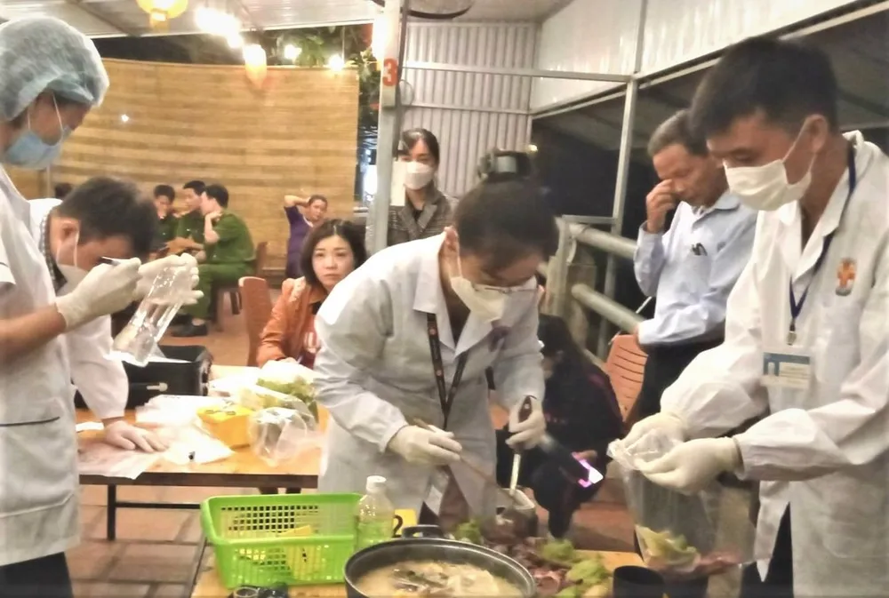 Lực lượng chức năng của Sở Y tế tỉnh Bắc Kạn lấy mẫu thực phẩm tại quán lẩu xảy vụ ngộ độc Lực lượng chức năng của Sở Y tế tỉnh Bắc Kạn lấy mẫu thực phẩm tại quán lẩu xảy vụ ngộ độc