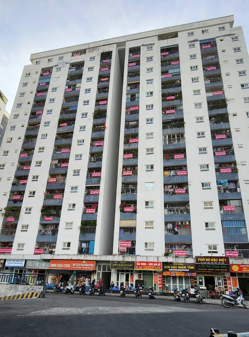 Tại nhiều tòa nhà tại khu đô thị Thanh Hà, cư dân đã căng băng rôn đòi nước sạch Tại nhiều tòa nhà tại khu đô thị Thanh Hà, cư dân đã căng băng rôn đòi nước sạch