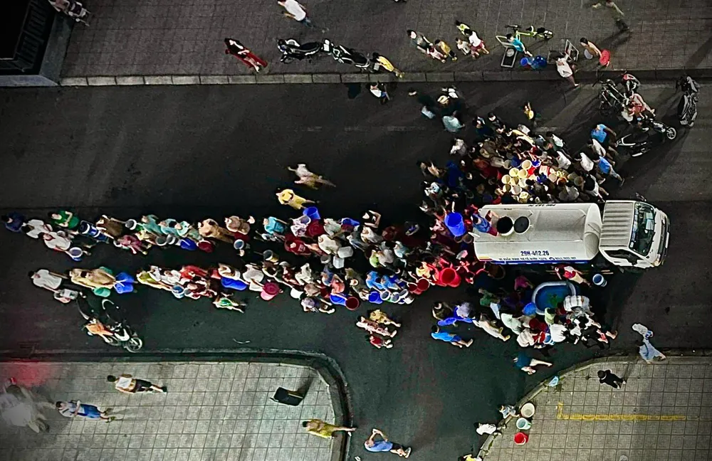 Người dân khu đô thị Thanh Hà vẫn phải xếp hàng suốt tối để lấy nước sinh hoạt từ xe téc Người dân khu đô thị Thanh Hà vẫn phải xếp hàng suốt tối để lấy nước sinh hoạt từ xe téc