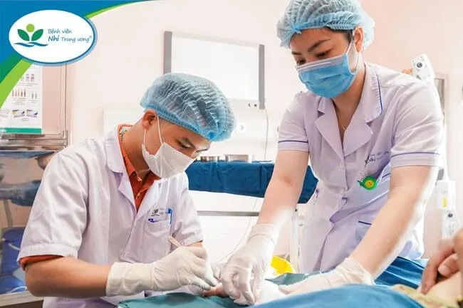 Các bác sĩ xử lý các vết thương cho bệnh nhi 7 tuổi bị nhiều con chó tấn công Các bác sĩ xử lý các vết thương cho bệnh nhi 7 tuổi bị nhiều con chó tấn công