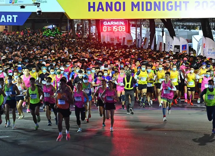 Một giải chạy bộ được tổ chức vào ban đêm tại khu vực hồ Hoàn Kiếm thu hút hàng nghìn người tham gia Một giải chạy bộ được tổ chức vào ban đêm tại khu vực hồ Hoàn Kiếm thu hút hàng nghìn người tham gia