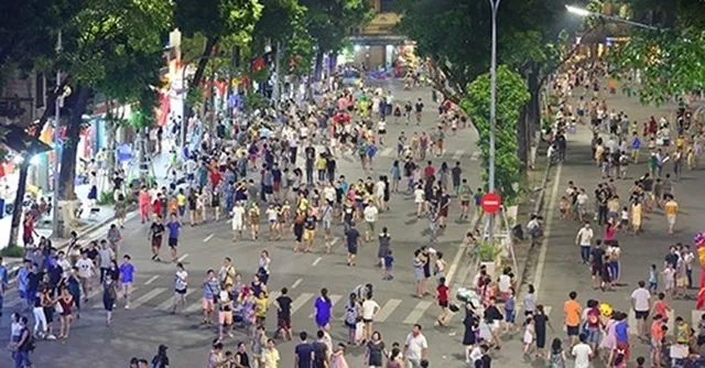 Phố đi bộ hồ Hoàn Kiếm và phụ cận luôn rất đông đúc vào dịp cuối tuần Phố đi bộ hồ Hoàn Kiếm và phụ cận luôn rất đông đúc vào dịp cuối tuần