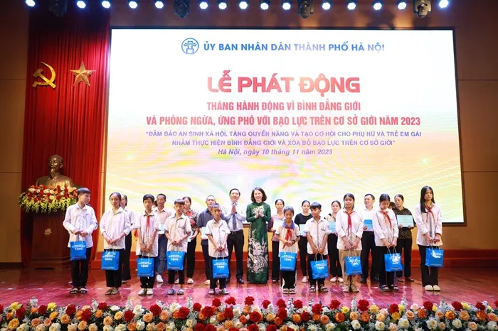 Lãnh đạo TP Hà Nội và huyện Mê Linh trao quà cho những trẻ em có hoàn cảnh khó khăn Lãnh đạo TP Hà Nội và huyện Mê Linh trao quà cho những trẻ em có hoàn cảnh khó khăn