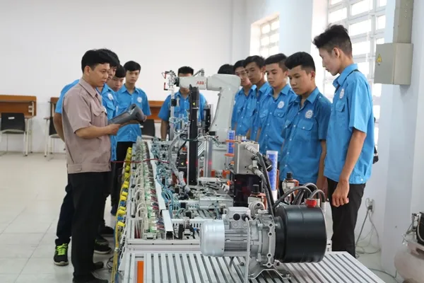 Công tác đào tạo nghề cần gắn bó chặt chẽ với nhu cầu của doanh nghiệp và xã hội Công tác đào tạo nghề cần gắn bó chặt chẽ với nhu cầu của doanh nghiệp và xã hội