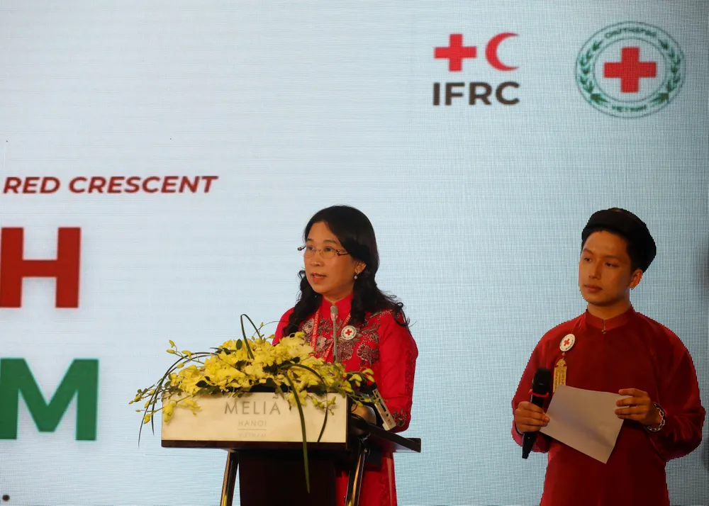 Bà Huỳnh Thị Xuân Lam phát biểu tại diễn đàn Bà Huỳnh Thị Xuân Lam phát biểu tại diễn đàn