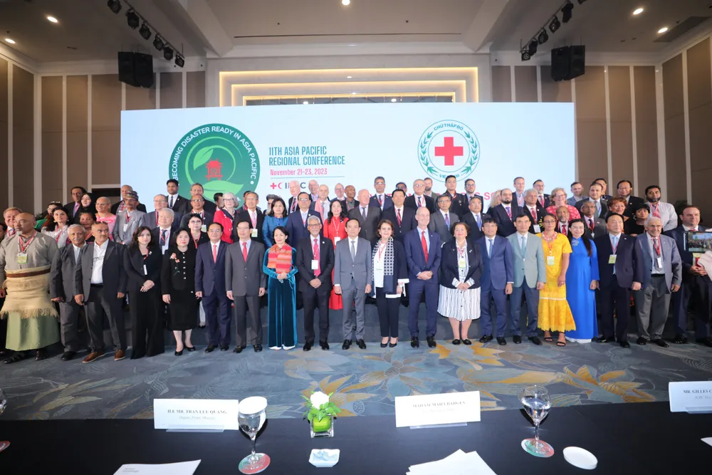 Các đại biểu tham dự hội nghị AP-11 chụp hình lưu niệm