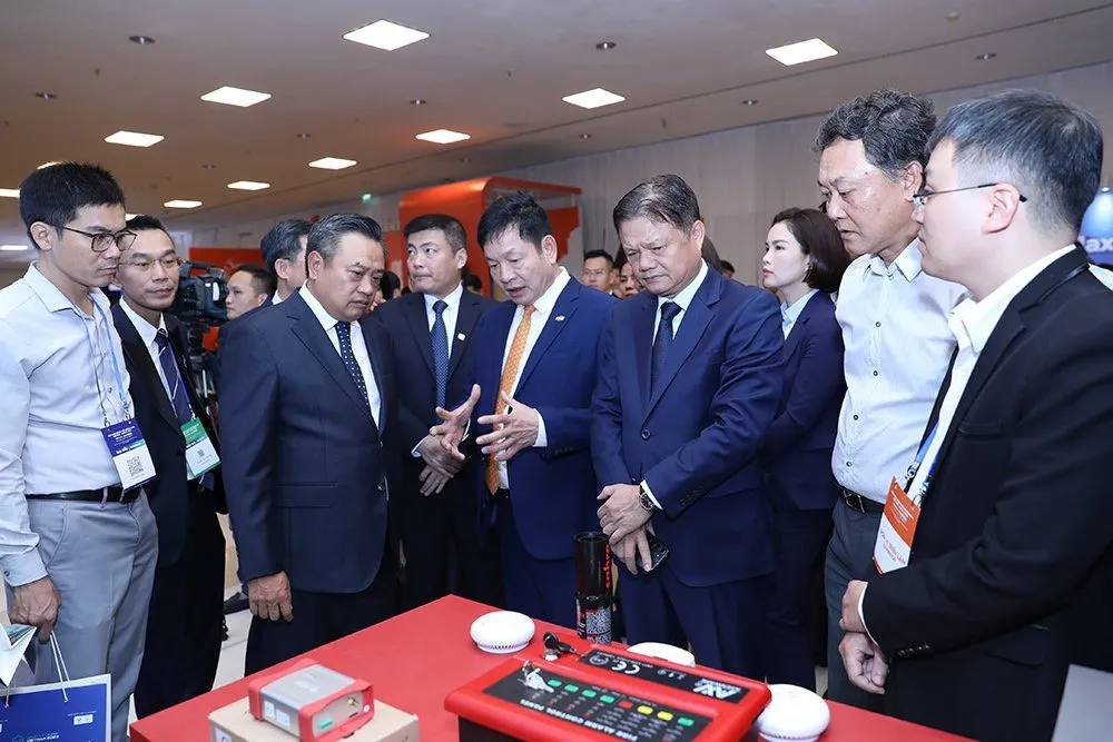 Chủ tịch UBND TP Hà Nội Trần Sỹ Thanh và các đại biểu thăm quan một số mô hình, công nghệ liên quan xây dựng thành phố thông minh Chủ tịch UBND TP Hà Nội Trần Sỹ Thanh và các đại biểu thăm quan một số mô hình, công nghệ liên quan xây dựng thành phố thông minh