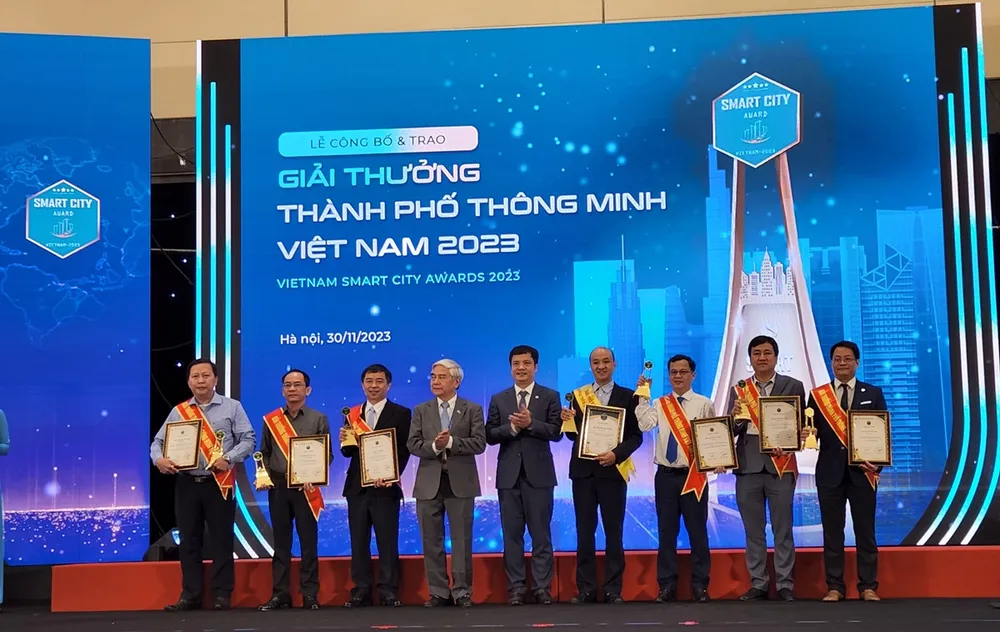 Đại diện các tỉnh, thành phố được nhận giải thưởng thành phố thông minh năm 2023 Đại diện các tỉnh, thành phố được nhận giải thưởng thành phố thông minh năm 2023