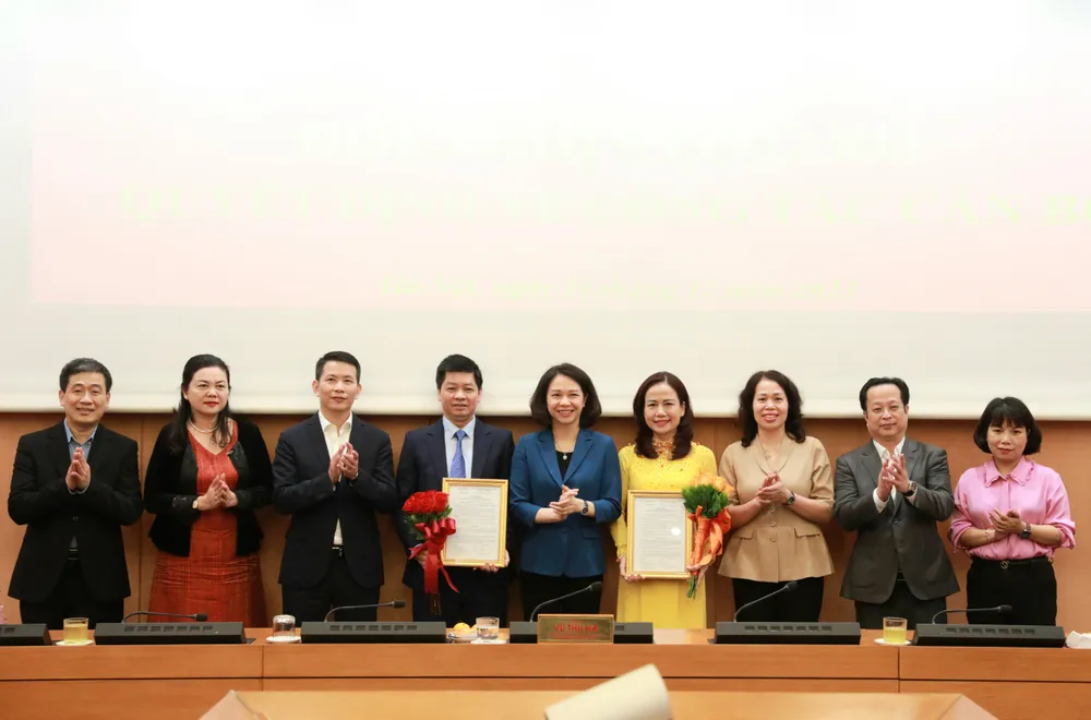 Bà Vũ Thu Hà, Phó Chủ tịch UBND TP Hà Nội trao quyết định bổ nhiệm 2 Phó Giám đốc Sở GD-ĐT Hà Nội image-gallery-1675.jfif