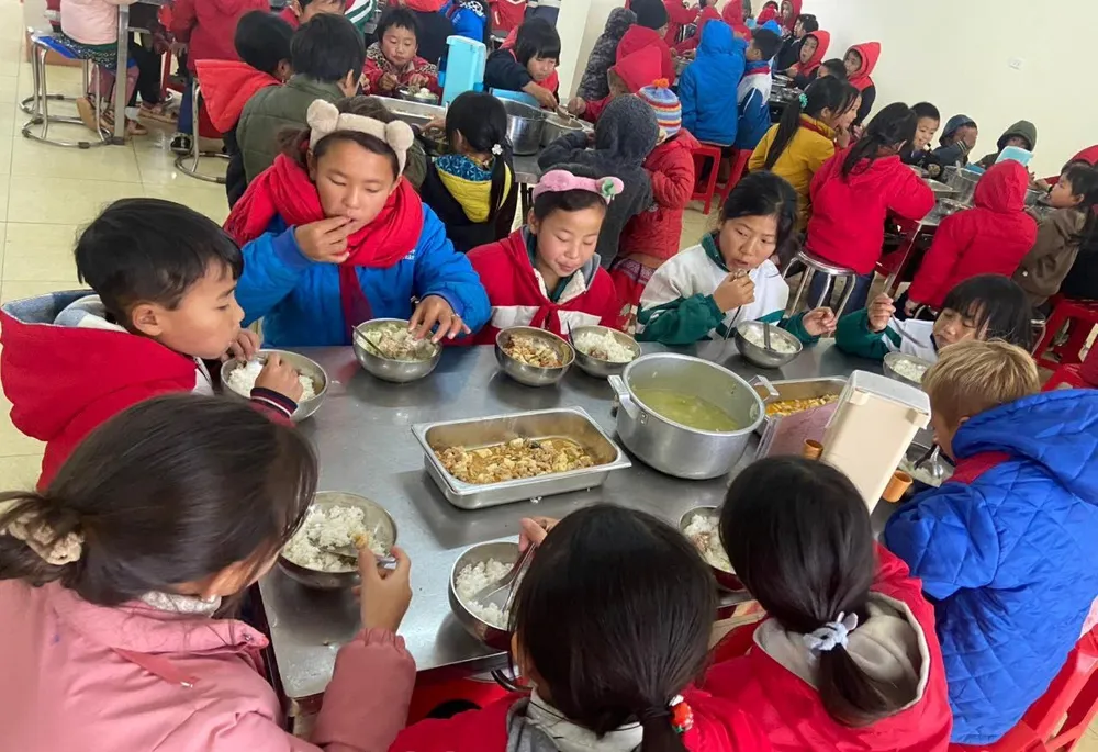 Bữa ăn của học sinh Trường PTDT bán trú Tiểu học Hoàng Thu Phố 1 đã ổn định trở lại 412704034-913026396422774-8558210558065737149-n-6324-1379-2362.jpg