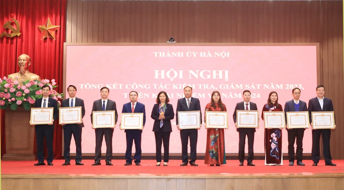 Bà Nguyễn Thị Tuyến trao Bằng khen của Ban Thường vụ Thành ủy cho 10 tập thể có thành tích xuất sắc image-gallery-9551.jfif