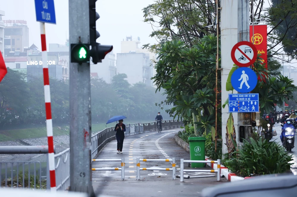 Tuyến đường ưu tiên cho xe đạp và người đi bộ ven sông Tô Lịch rất vắng người đi 222-8271.jpg