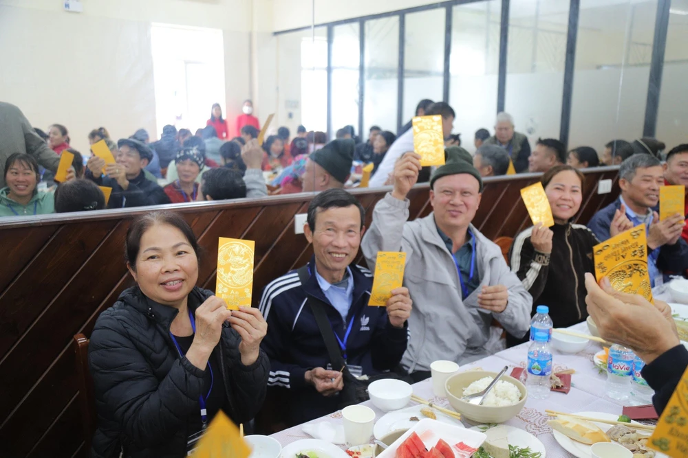 Người bệnh tại Bệnh viện K vui mừng, hạnh phúc khi được nhận lì xì tại bữa cơm tất niên unnamed-4-9180.jpg