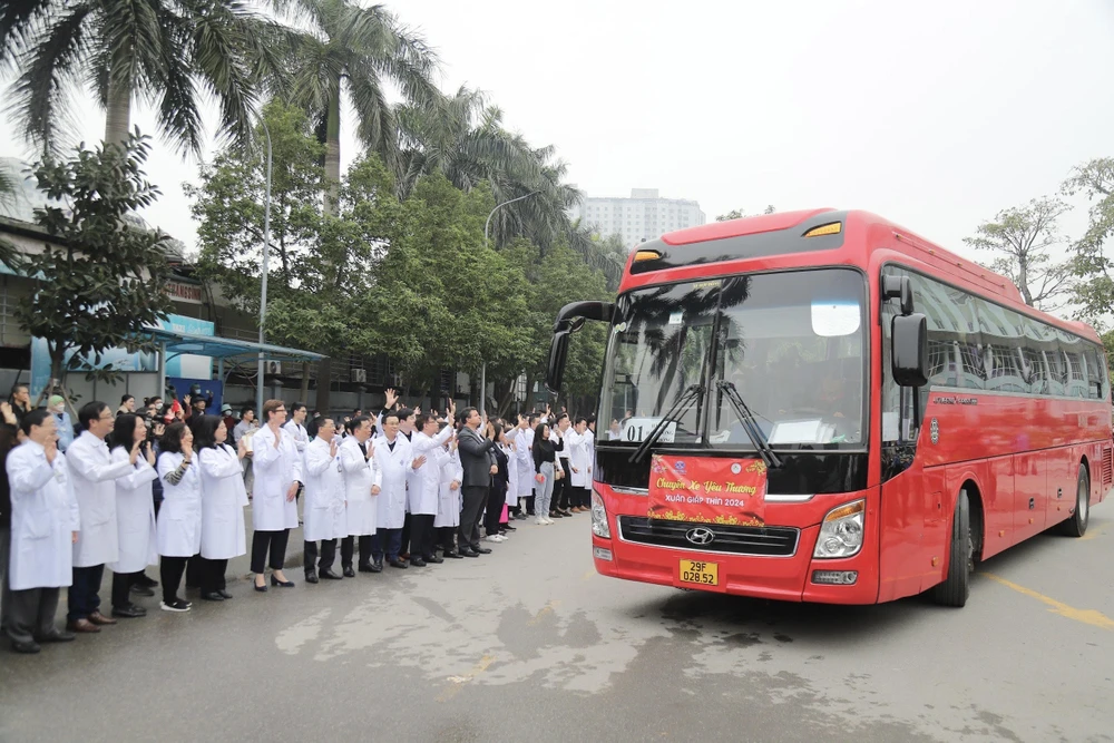 Chuyến xe yêu thương đưa nhiều bệnh nhân và người nhà ở Bệnh viện K về quê ăn Tết nguyên đán 2024 unnamed-43.jpg