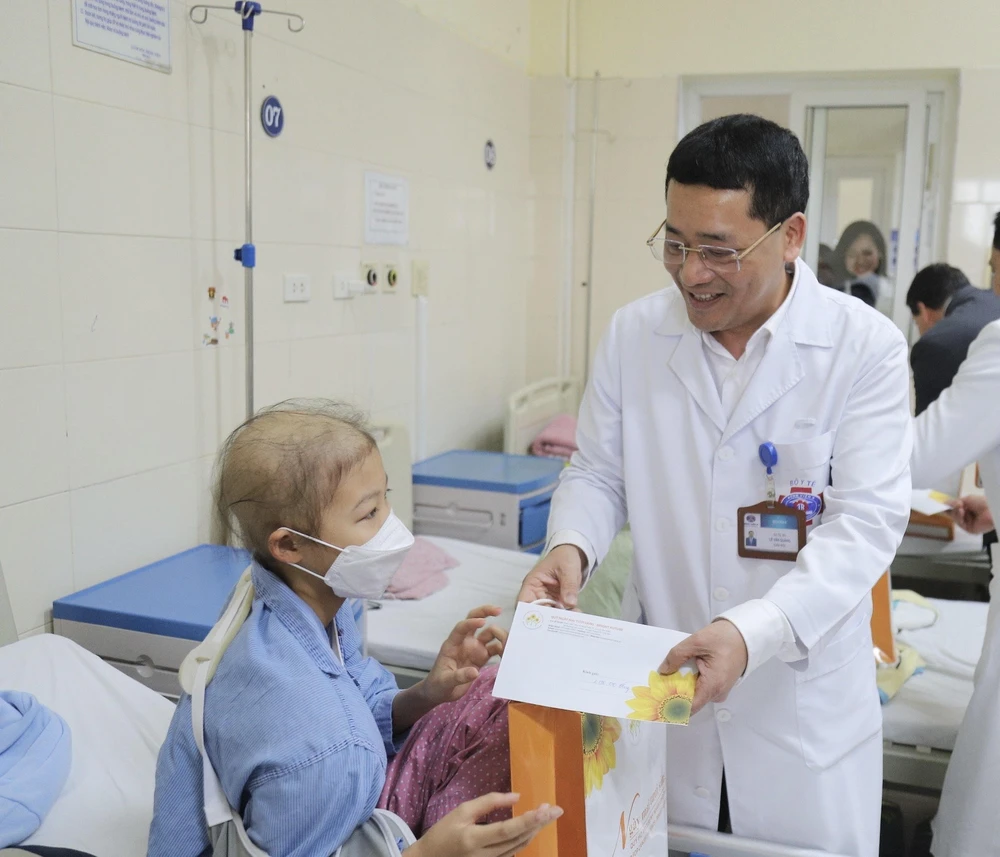 GS Lê Văn Quảng, Giám đốc Bệnh viện K tới tận giường bệnh để trao quà tết cho bệnh nhân ung thư unnamed-7-9276.jpg