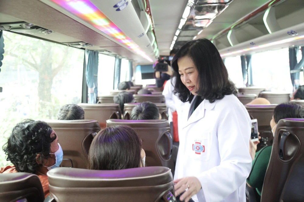 Bộ trưởng Bộ Y tế Đào Hồng Lan lên các chuyến xe yêu thương động viên bệnh nhân tại Bệnh viện K trước giờ xe khởi hành unnamed-8-2703.jpg