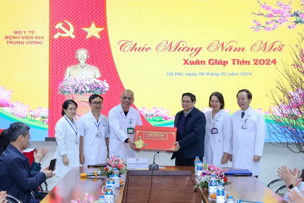 Thủ tướng Phạm Minh Chính tặng quà tết, thăm hỏi, động viên, chúc tết cán bộ, y, bác sĩ Bệnh viện Nhi Trung ương. Ảnh: VIẾT CHUNG z5147141530419-1775311cd50554f840d8c13dca8a6b5a-2635.jpg