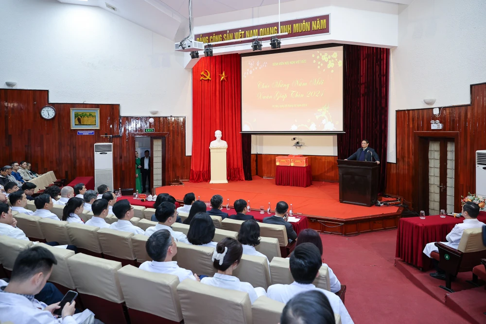 Thủ tướng Phạm Minh Chính trò chuyện và chúc tết y, bác sĩ Bệnh viện Việt Đức. Ảnh: VIẾT CHUNG z5147141539587-789eb7f8f826d56fb663601d5f90fb72-1682.jpg