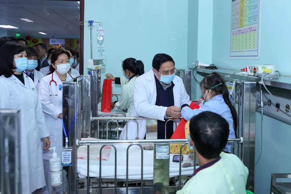 Thủ tướng Phạm Minh Chính thăm hỏi, tặng quà tết đến bệnh nhi đang điều trị tại Bệnh viện Nhi Trung ương. Ảnh: VIẾT CHUNG z5147141541001-a369d04a24275710d4a6e39f20935487-9128.jpg
