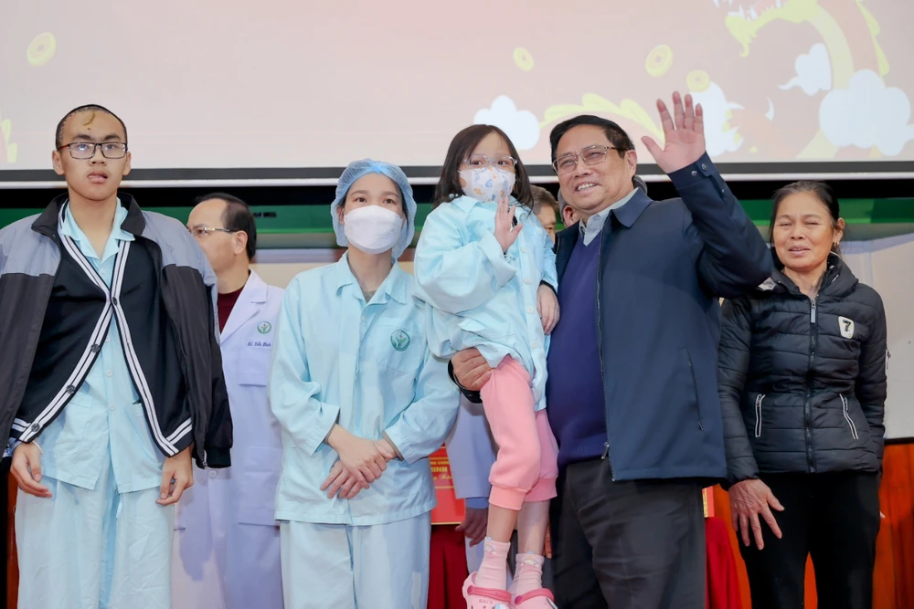 Thủ tướng Chính phủ chúc tết các bệnh nhi đang điều trị tại Bệnh viên Nhi Trung ương và người thân của các cháu nhân dịp Tết nguyên đán 2024. Ảnh: VIẾT CHUNG z5147141541226-890fb7d8d578b4e4f43eb9306d068664-5309.jpg