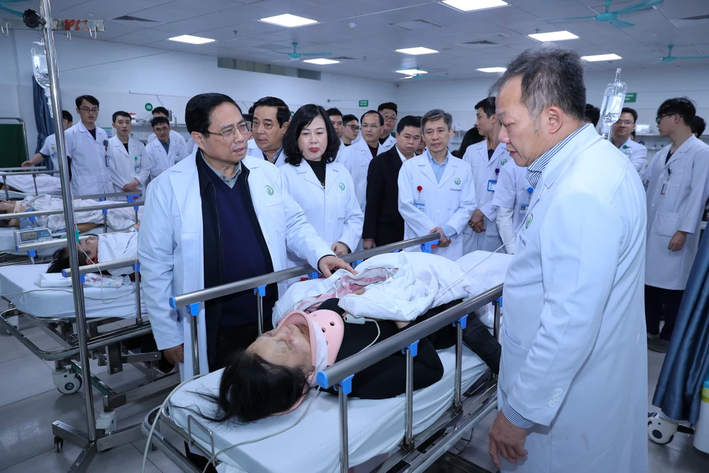 Thủ tướng Phạm Minh Chính thăm hỏi bệnh nhân đang cấp cứu tại Bệnh viện Việt Đức. Ảnh: VIẾT CHUNG z5147141553849-0976955934513a22afc0e97f3f1e6431-5644.jpg