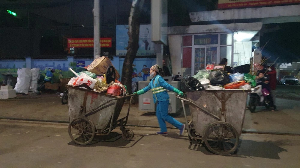 Giao thừa vất vả, buồn vui của những công nhân vệ sinh môi trường