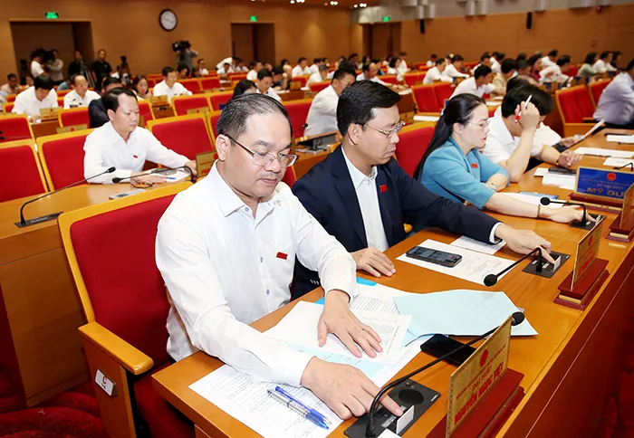 Các đại biểu HĐND TP Hà Nội bấm nút thông qua nghị quyết 1A6A3467.JPG.jpg