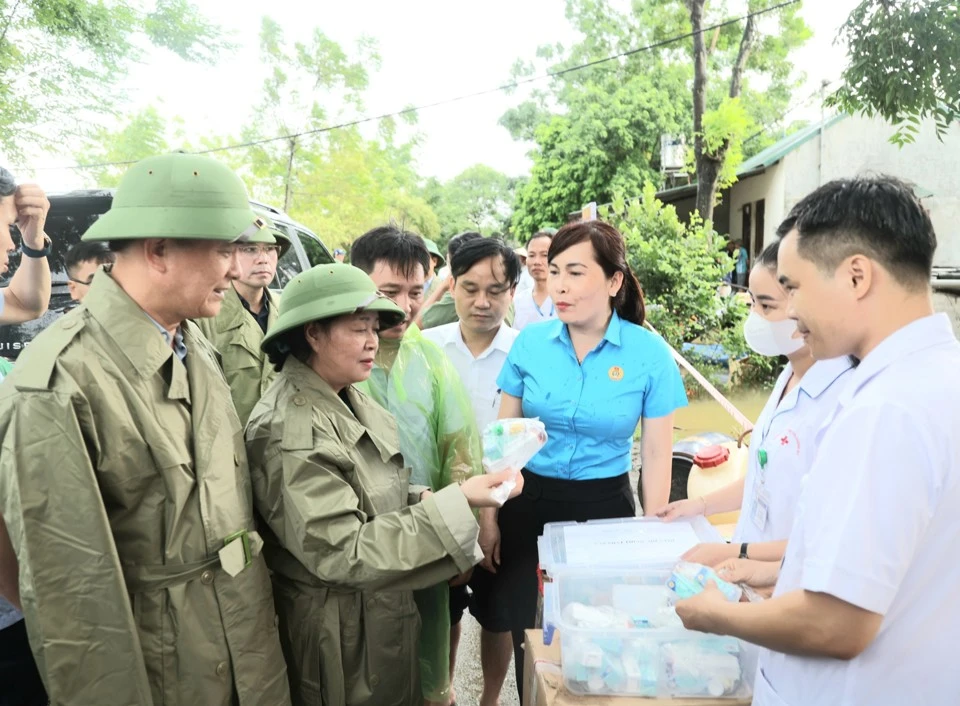 Bảo đảm an toàn tuyệt đối tính mạng, sức khỏe người dân vùng “rốn lũ” của Hà Nội 