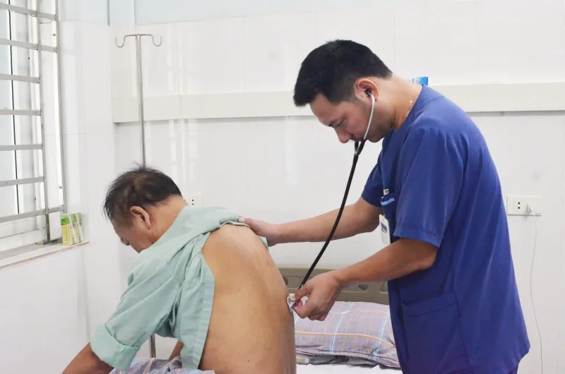 Bác sĩ Bệnh viện Bãi Cháy thăm khám cho một bệnh nhân mắc bệnh whimore 2.jpg
