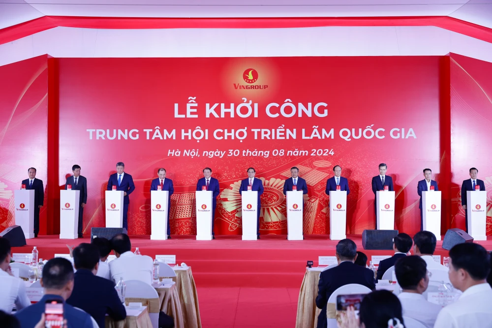 Thủ tướng Phạm Minh Chính và các đại biểu thực hiện nghi lễ khởi công dự án 1.jpg