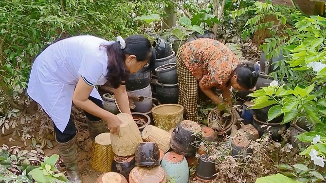 Cán bộ y tế và người dân dọn dẹp vệ sinh sau bão lũ phòng chống dịch 1.jpg