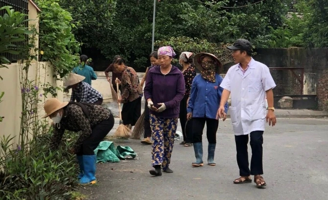 Cán bộ y tế huyện Thạch Thất hướng dẫn người dân vệ sinh môi trường, vệ sinh môi trường sau bão lũ 2.jpg