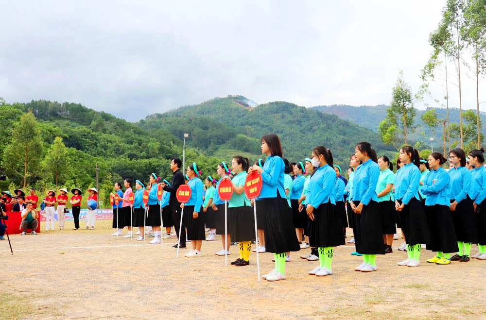 Các đội bóng đá nữ là người dân tộc tại huyện Bình Liêu và Tiên Yên (Quảng Ninh) tham dự giải 1.jpg