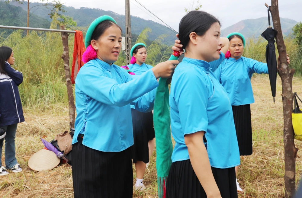 Các cô gái người dân tộc chuẩn bị gọn gàng trước giờ bóng lăn 3.jpg